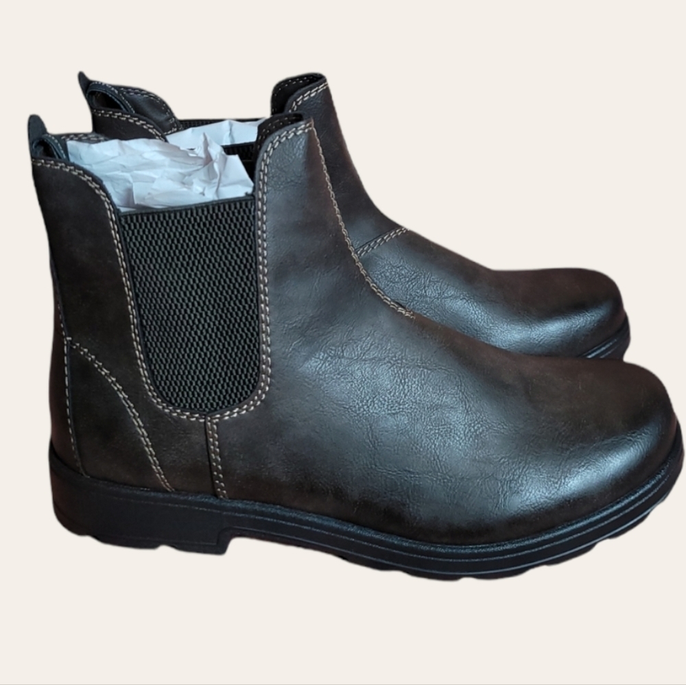 Eastland Cyrus Chelsa Boot brown color